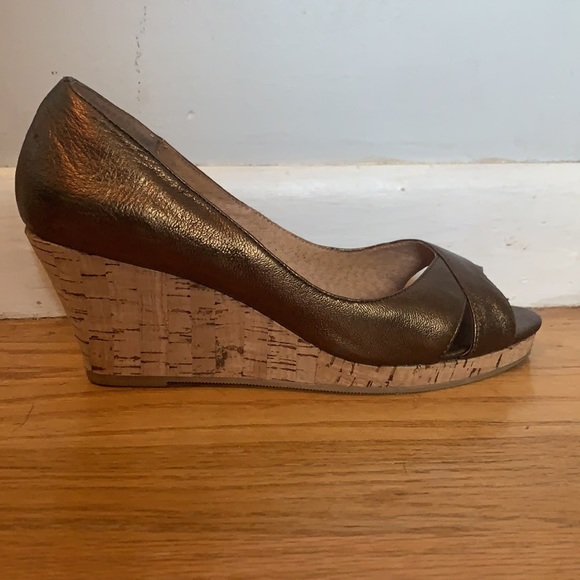 Colin Stuart brass colored peep toe wedge - Picture 6 of 6